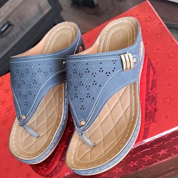 Source Unknown Navy and Tan Sandals - Picture 3 of 8